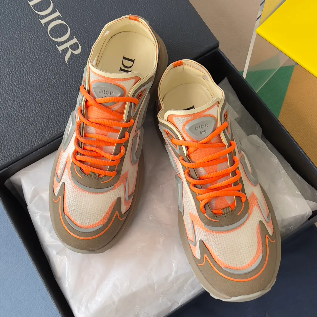 [DIOR] P: 560💰 Men's 39-44 (customized at 45.46) Dior Dior B30 series Countdown technology sneakers casual dad shoes This B30 Countdown technology sneaker is a new product in the 2026 spring men's wear series. The sports silhouette combines high-end logos and technological performance, making it unique. Lightweight and comfortable, it's inspired by modern running and crafted from materials like white and gray N30 nylon, a breathable technical fabric with multiple layers of translucence. Decorated with navy blue injection molded rubber panels and a graphic reinterpretation of the CD30 logo to enhance the style. Rubber Dior B30 and CD30 logos on the tongue and backside. The textured-effect sole is made from elastic rubber and foam and features classic details for ideal comfort. Can be matched with sportswear and casual outfits to create a sophisticated look. Exquisite packaging at the delivery counter 🛍📦 ▪️Fabric: original customized technical fabric + mesh ▪️Inner lining: customized breathable lining ▪️Outsole: original molded IP foam + TPU outsole ▪️Insole thickness: 3.5CM